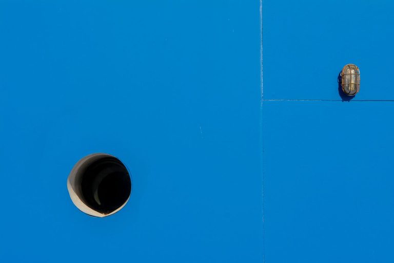 Cacher un trou dans un mur