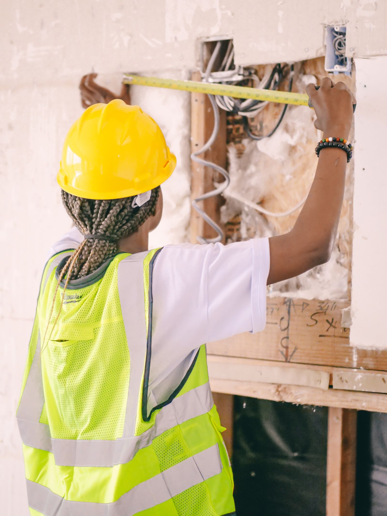 Bricoleur utilisant des outils dans un atelier